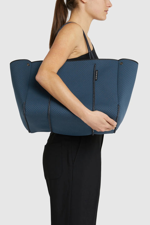 ESCAPE TOTE IN MIDNIGHT