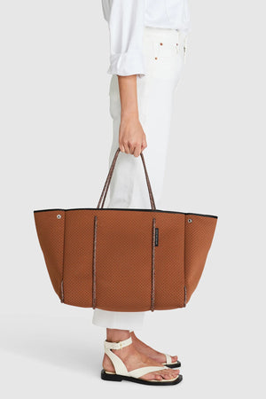 Escape tote in saddle