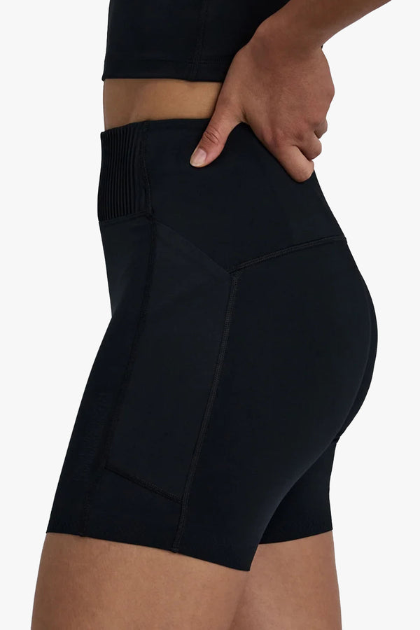 WOMEN'S STAMINA-V™ THRESHOLD 5" HIGH WAIST COMPRESSION SHORTS
